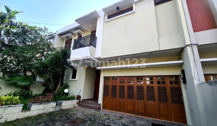 FOR RENT 2 STORY HOUSE WITH SWIMMING POOL FACING EAST S0046