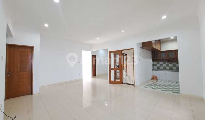 DISEWAKAN RUMAH BAGUS MINIMALIS SETRADUTA UP SLOOPE, SDH RENOVASI, HADAP TIMUR