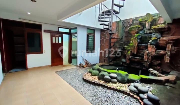 MURAH ....... !! DISEWAKAN RUMAH 3 Lt COCOK UTK KANTOR DAN KELUARGA BESAR BATUNUNGGAL