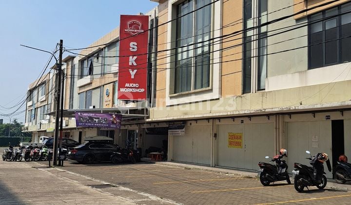 For Rent: 3-Story Shop House Transmart Buah Batu ....Busy Area ....Suitable for Food & Beverage and Office Use