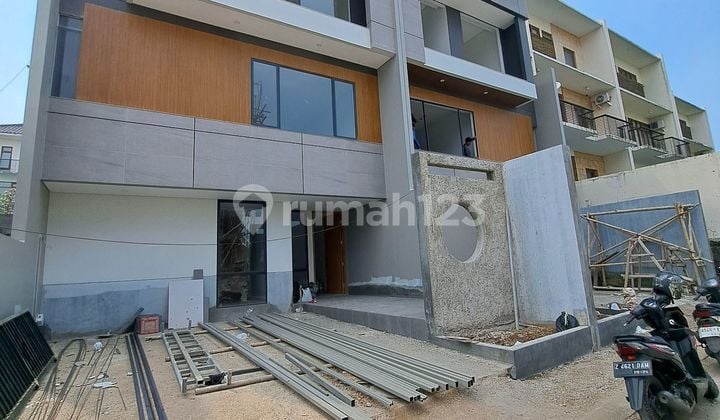 DIJUAL RUMAH MINIMALIS MODERN 3 LT SETRADUTA LENGKAP DGN KOLAM RENANG