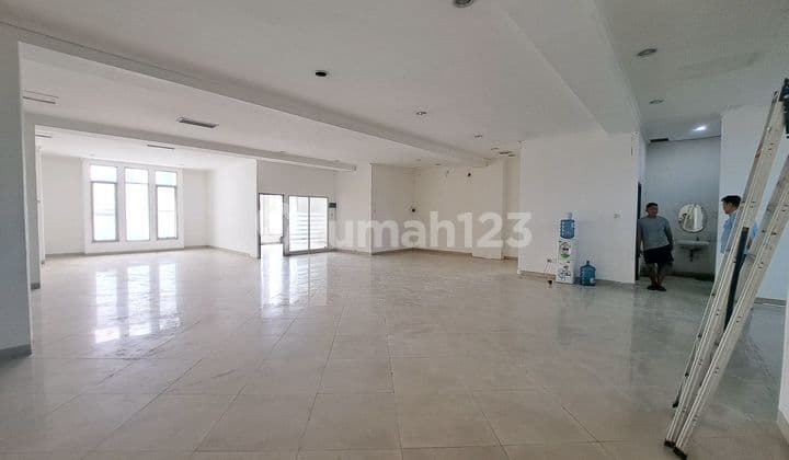 Disewakan Ruang Usaha /gedung 3 Lt, 2 Muka ....ainroad Soekarno Hatta... Cocok Utk.perkantoran.dan Gudang
