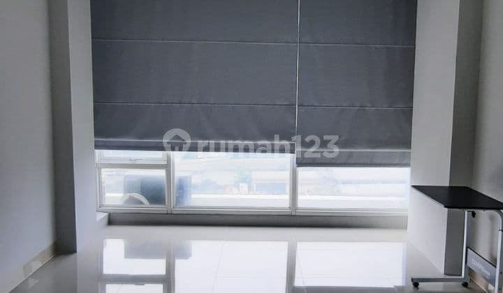 Apartemen studio tower Lucia unit dan koridor luas