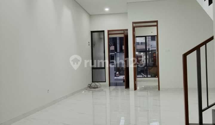 Rumah Minimalis Bangunan Baru di Komplek Mekar Wangi