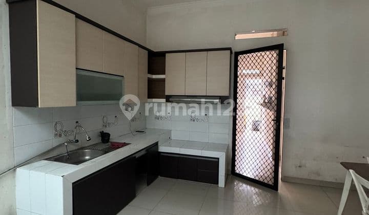 Well-Maintained Minimalist House in Batununggal