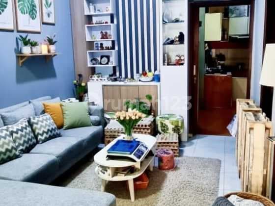 Rumah Cantik 3 Lantai di Komplek Sariwangi