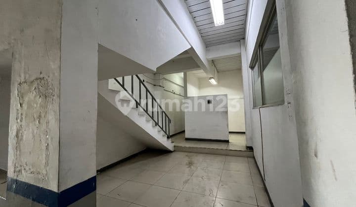 Ex Showroom Mobil di Soekarno Hatta Lokasi Strategis