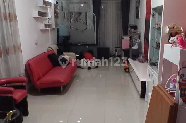 Rumah Minimalis 1.5 Lantai Lokasi di Taman Holis Indah