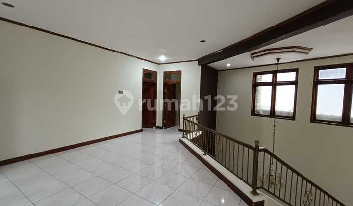 Rumah Modern Nyaman 2 Lantai di Area Sutami