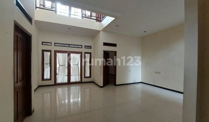 Rumah Modern Minimalis 2 Lantai di Turangga