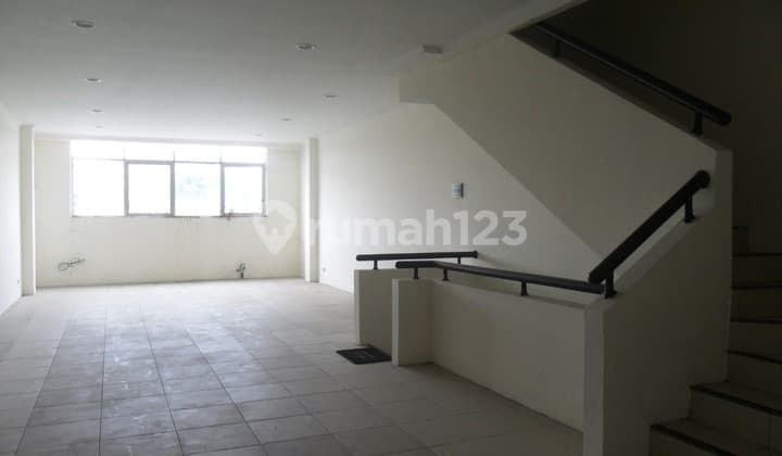 Ruko 3 Lantai Lokasi Strategis di Batununggal