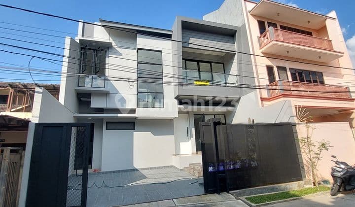 Sunrise Garden 2-Story House SHM 2 Car Road