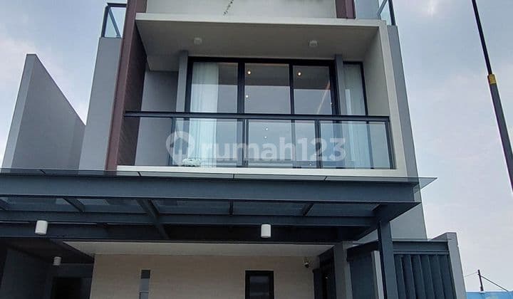 Metland Puri 3-Storey House with SHM, 2-Car Road Access