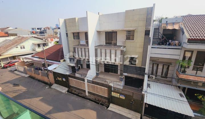 Rumah Jelambar Kavling Polri 3.5 Lantai Jalan 2 Mobil Shm