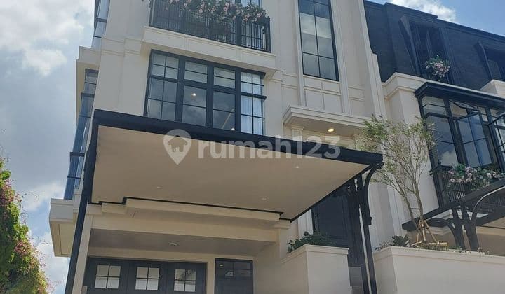 Rumah melrose grand duta garden di Jalan husein sastranegara 3 Lantai SHM Baru Timur jalan 2 mobil