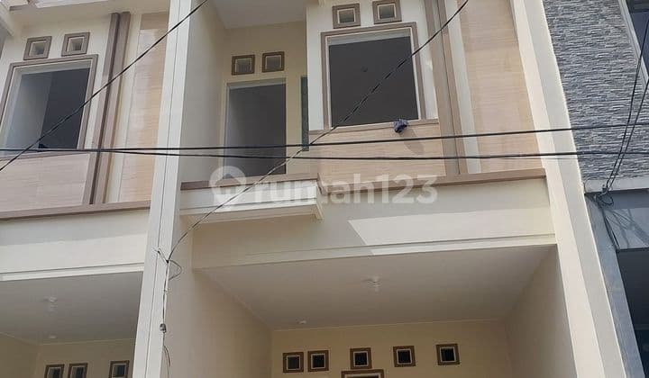 Rumah Tanjung Duren di Jalan tanjung duren selatan 3 Lantai SHM Baru Selatan jalan 1 mobil imb