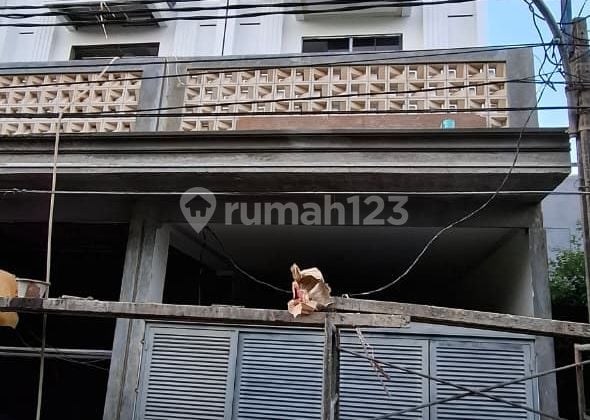 Rumah Taman Ratu 4 Lantai Row Jalan 2 Mobil Bebas Banjir Shm