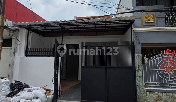 Rumah Murah Jelambar Strategis 1.5 Lantai Row 2 Mobil