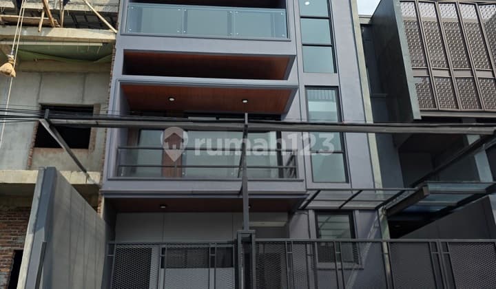 Rumah Baru 3 Lantai di Kedoya Jakarta Barat - One Gate System - Row Jalan Lebar