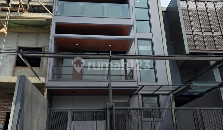 Rumah Baru 3 Lantai di Kedoya Jakarta Barat - One Gate System - Row Jalan Lebar