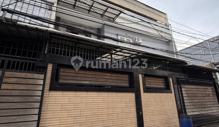 Rumah Strategis 3 Lantai di Jelambar - 11Kt, Cocok untuk Usaha Kost & Hunian Mewah
