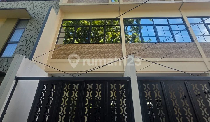 "Rumah 1 M-An di Jakarta Barat? 3.5 Lantai Pula! ""Jalan Kaki ke Kampus & Pasar Kopro!"