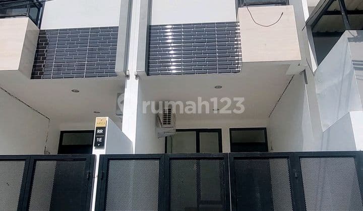 Rumah Kedoya 4 Lantai Furnish Jalan 2 Mobil