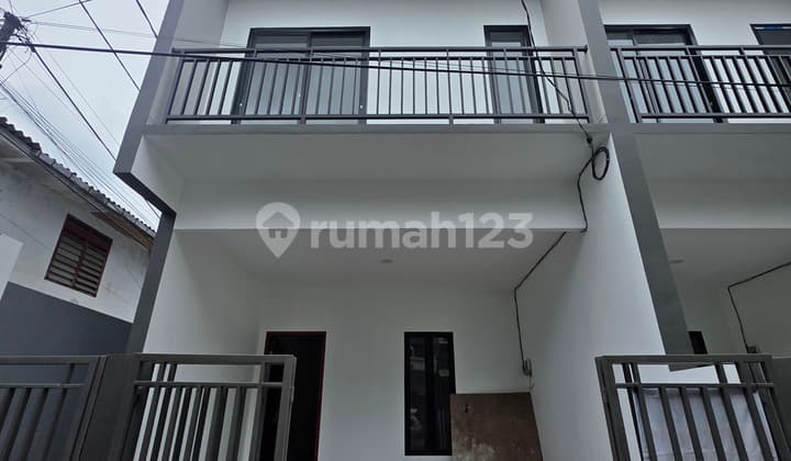Rumah Murah Jakarta Barat 3 Lantai Lokasi Strategis
