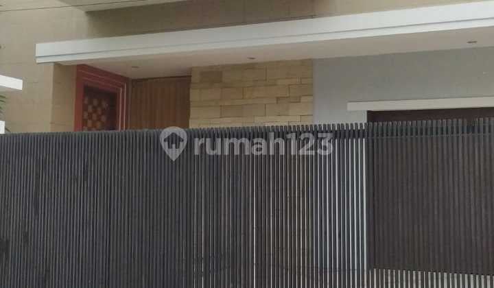 Di jual rumah lantai 2 renon Rumah