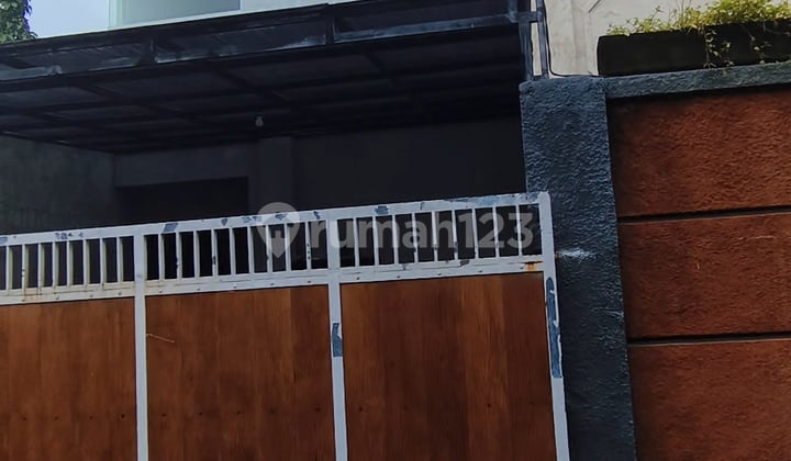 Di Jual Rumah Lantai 2 Dekat Sekolah Dyatmika Schol