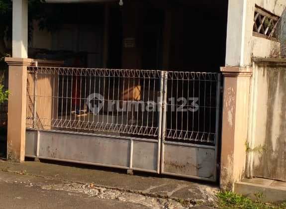 House with a Beautiful and Green Environment in Larangan Indah Cileduk