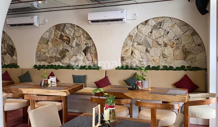 Disewakan Restoran (Kopi dan Tempat Makan) Luas Tanah 445 M² 2 Area Parkir (Di Depan dan di Belakang Kafe) Kapasitas 20 Orang di Lantai 1 Kapasitas 40 Orang di Lantai Atas Ruang Kerja Bersama di Lantai 1 untuk 15 Orang Ruang Kerja Bersama Pribadi di Lanta