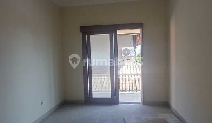 Di sewakan seluruh bangunan guest house di lantai 2 di jalan kayu aya seminyak dengan jumlah 5 kamar tidur unfurnished