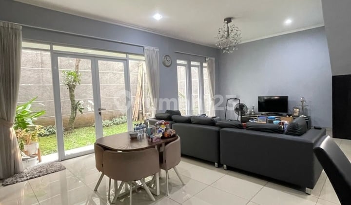 Nice and Comfortable 2-Story Semi-Furnished House in the Exclusive Batununggal Neighborhood.