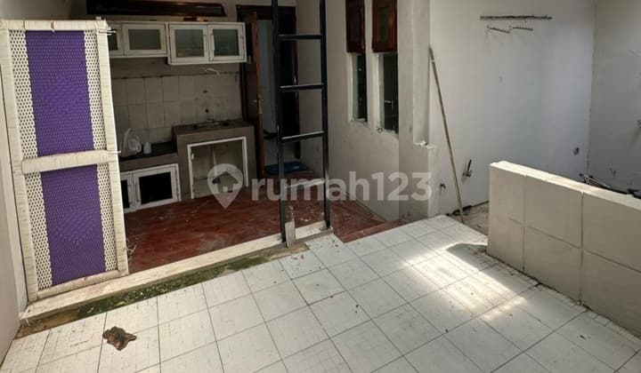Rumah Dalam Komplek Tidak Jauh Dari Jalan Raya Di Nanjung Margaasih