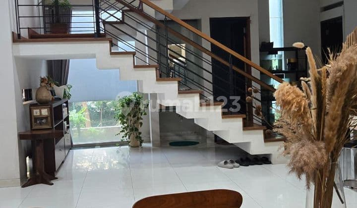 Rumah Cantik, Nyaman 3 1/2 Lantai, Siap Huni