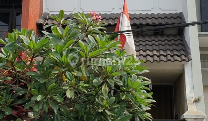 Dijual rumah antik 2 muka hadap barat dan utara ada 3 lantai yang strategis dan bisa untuk usaha