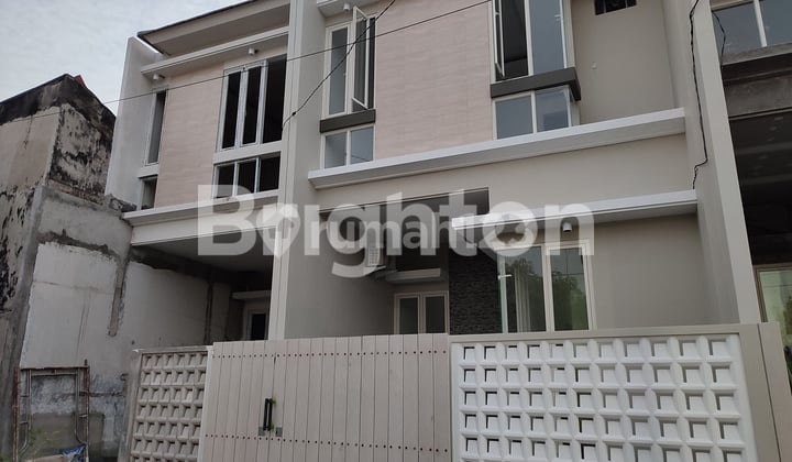 RUNGKUT BARAT BARU GRESSS ( TINGGAL 1 UNIT)