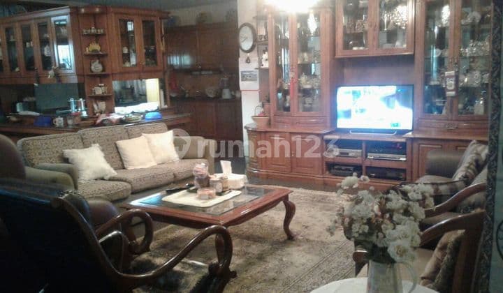 Spacious 2-story luxurious comfortable house in Sersan Bajuri