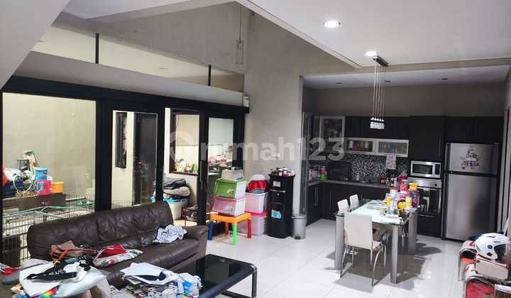Rumah Dijual Modern Cantik Nyaman Aman di Singgasana