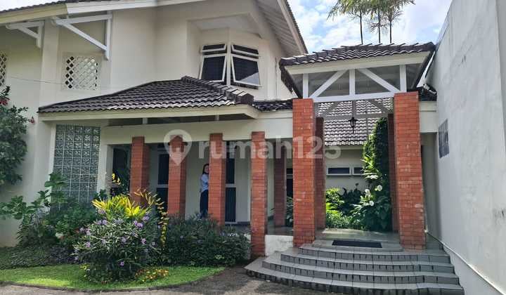 Bu!! Rumah Old Money Terawat di Komplek Cipaku Indah Bandung