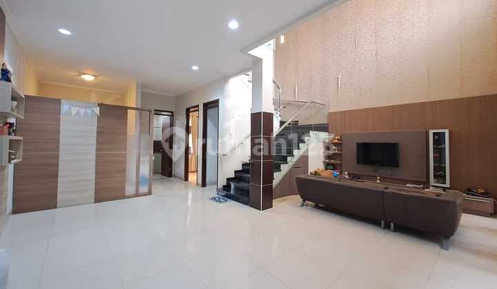 rumah minimalis modern nyaman di batununggal