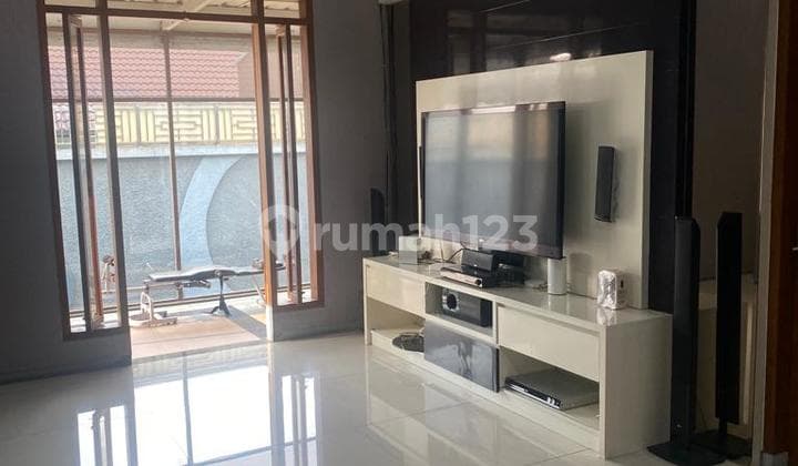 luxurious modern luxury house in Singgasana Pradana