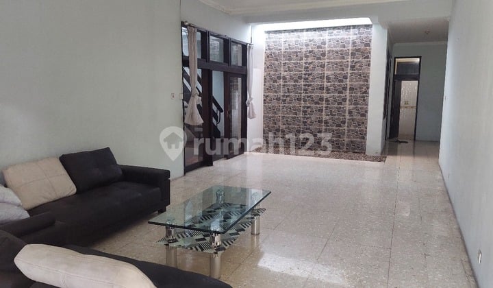 rumah nyaman 2 lantai di daerah sayap burangrang