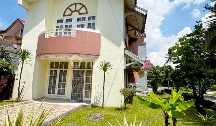 For Sale House in Meadow Green Lippo Cikarang, Good Condition, Ready to Live In.