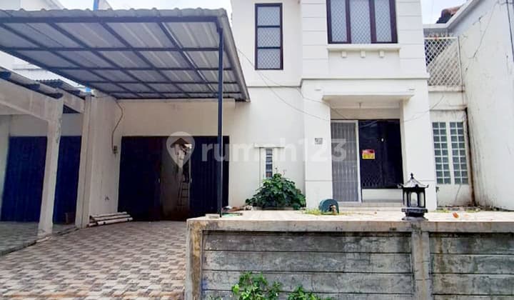 Disewakan Di Jalan Utama Rumah 4+1 KT di Beverly Lippo Cikarang