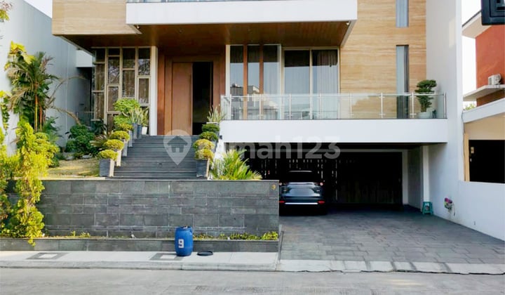 Jual Rumah Luas dengan Kolam Renang di Vassa Lake Lippo Cikarang