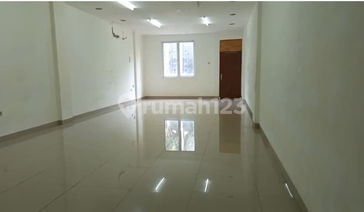 Ruko Taman Palem Lestari 4Lt Sdh Rapi dan Siap Huni. Lokasi Ramai dan Diapit Tenant Ternama