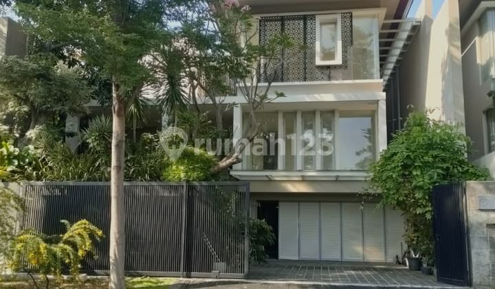 Rumah Megah dan Mewah Grand Peninsula Park Lokasi Sangat Strategis Dekat Gm dan Unair
