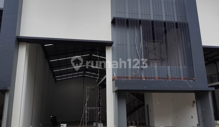 Gudang Rapi Baru di Kawasan Pergudangan dan Industri Dekat Exit Tol